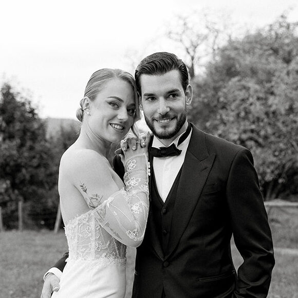 Schwarz-Weiss-Portrait von Sina und Damiano, die an ihrem Hochzeitstag gemeinsam lächeln.