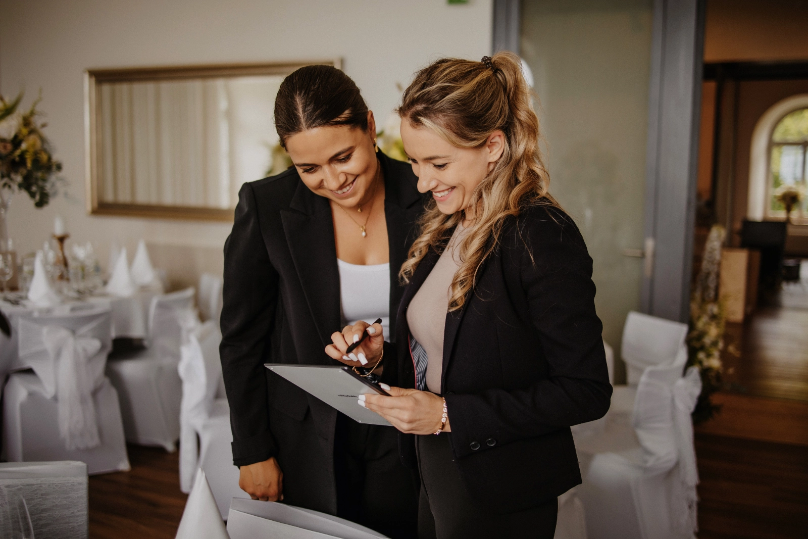 Michèle und Giuliana arbeiten gemeinsam an der Vorbereitung einer Hochzeit.