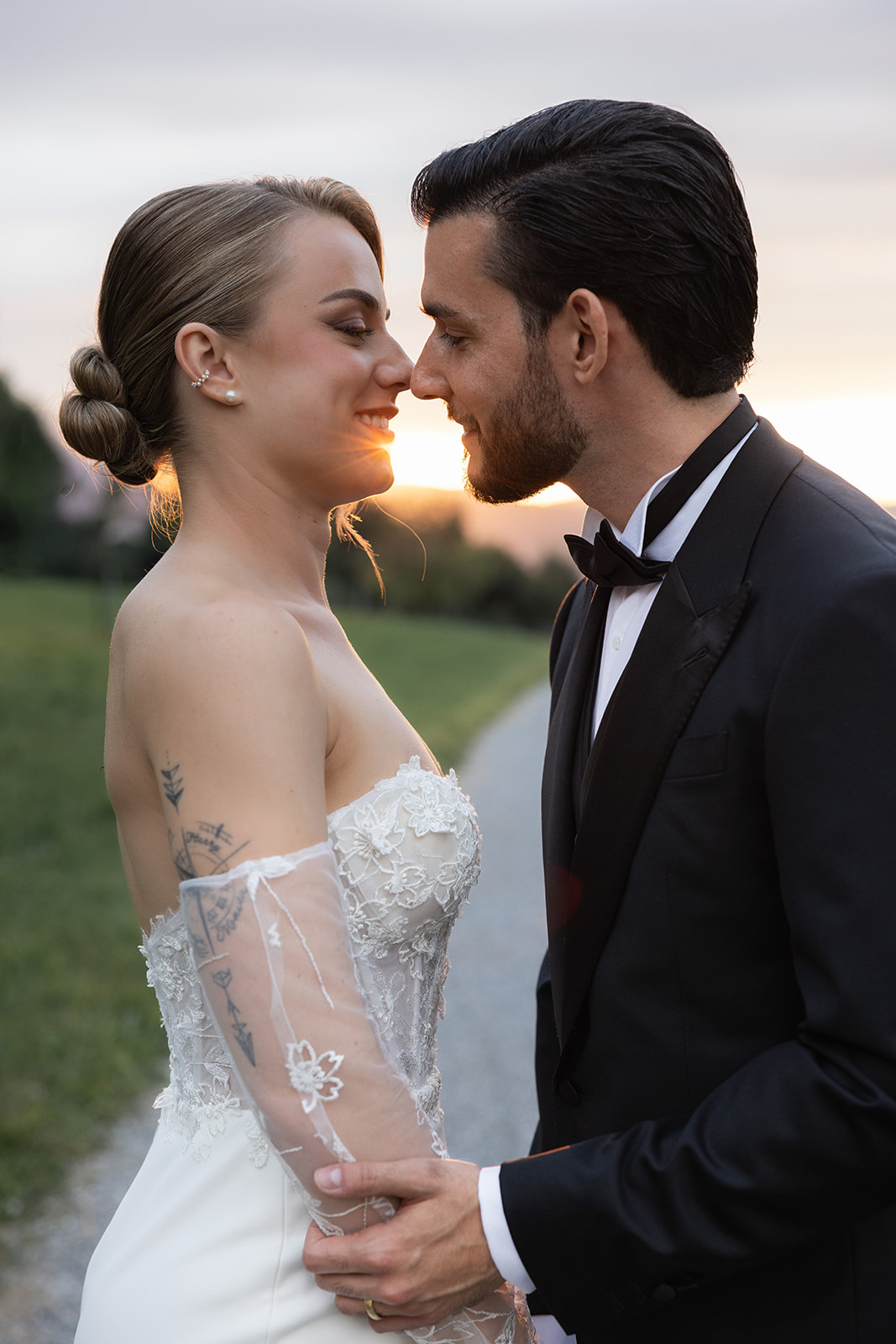 Sina und Damiano stehen sich ganz nah gegenüber und lächeln sich liebevoll an.